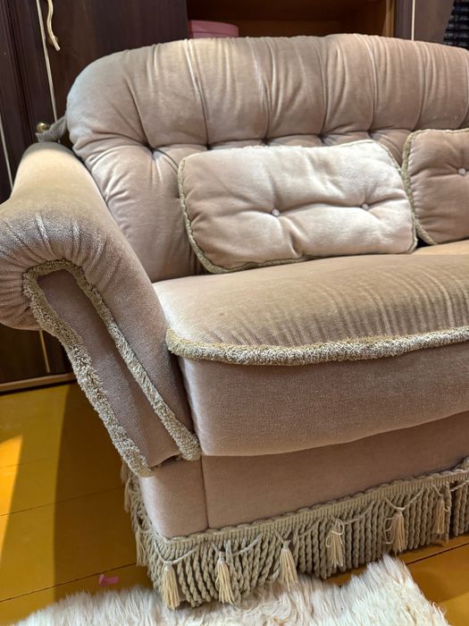 Світлий велюровий диван (розкладний)