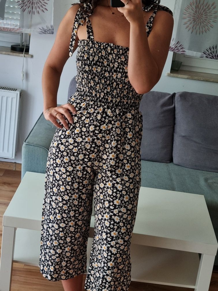Letni kombinezon w kwiatki z szerokimi nogawkami New Look r. S