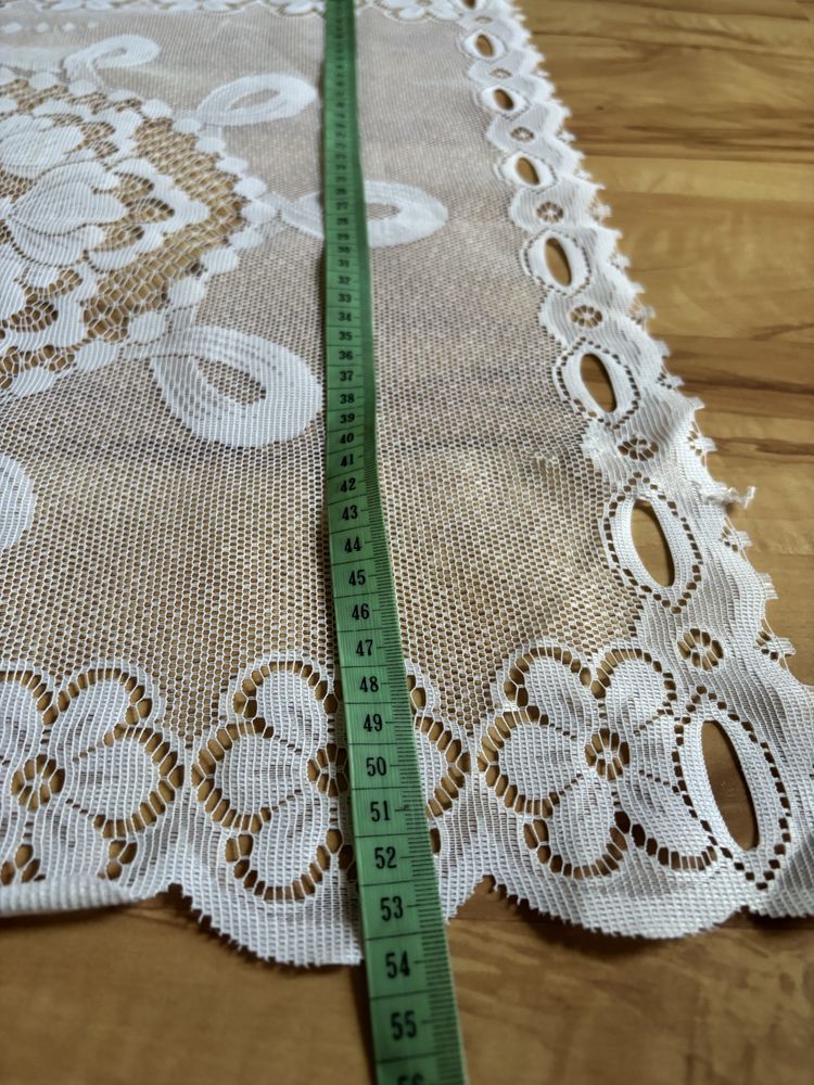 Firanka zazdroska na wąskie okno butik