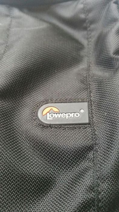 Mochila preta Lowepro 100 para máquina fotográfica, como nova!