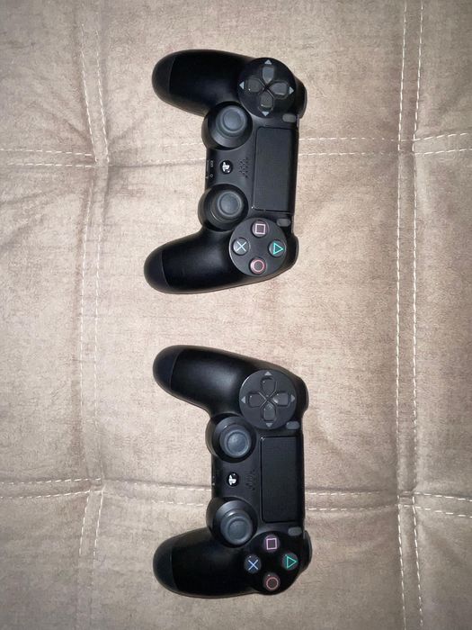 Playstation 4 Slim com 2 comandos - 1TB