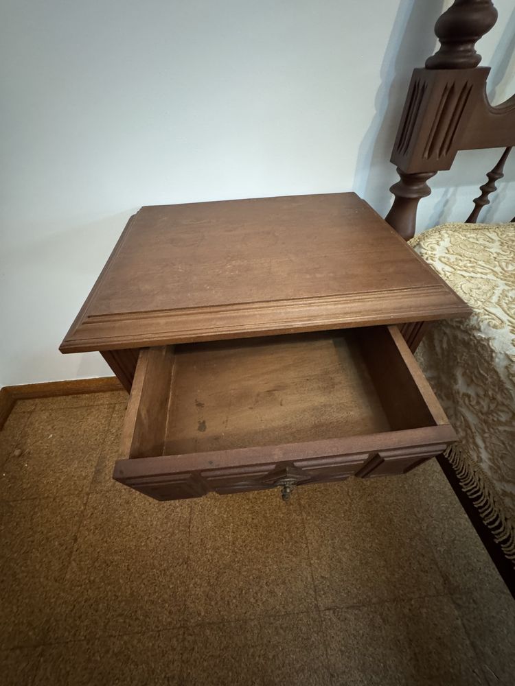 Cama de casal a moda antiga + mesas de cabeceira de madeira