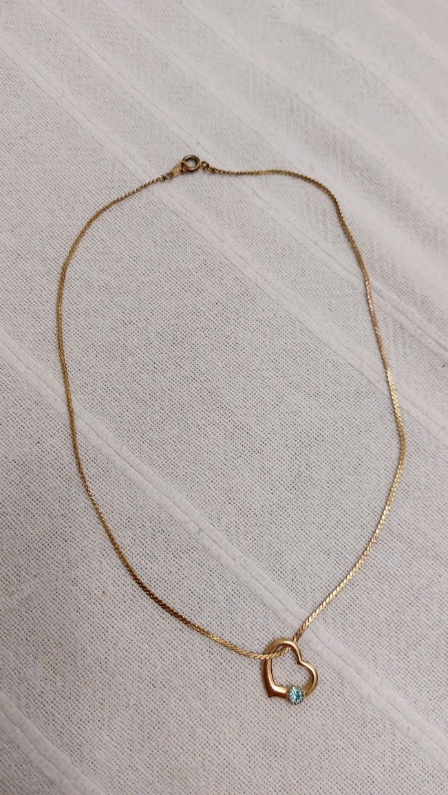 Colar dourado com pendente