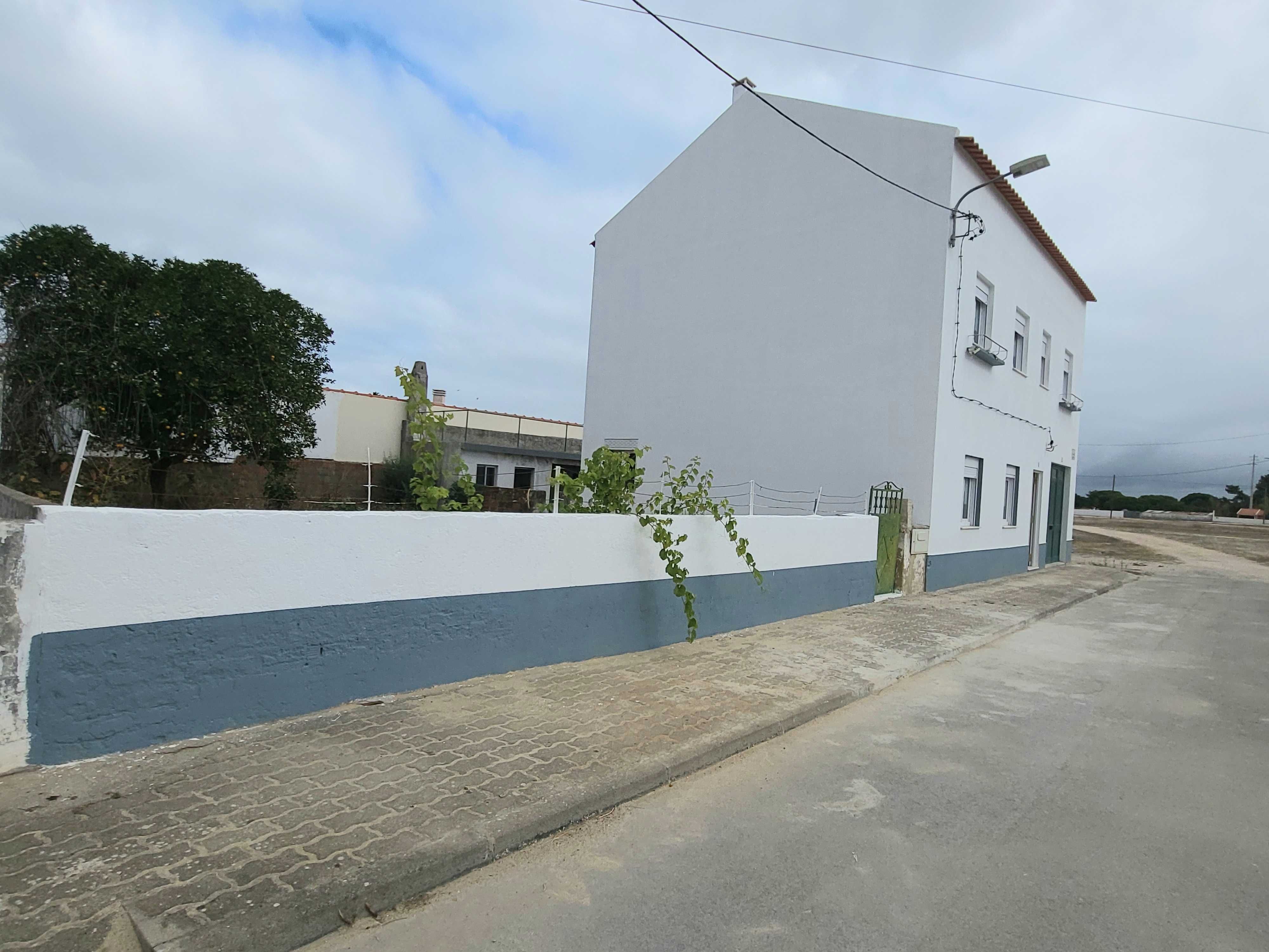 Moradia grande com terreno no Couço