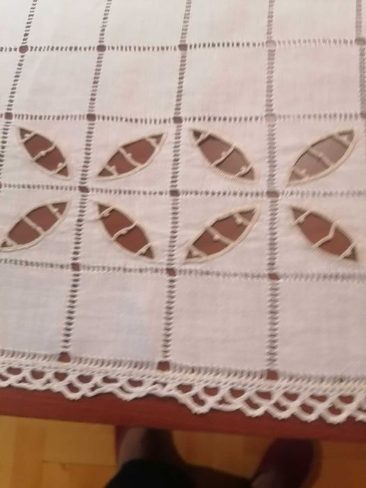 Obrus biały haftowany