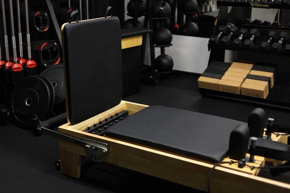 Reformer Pilates z drewna dębowego – profesjonalne łóżko Pilates