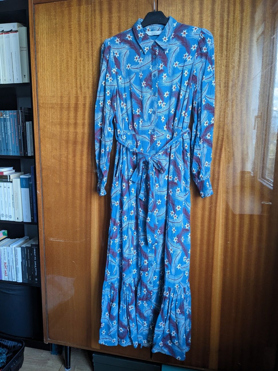 Długa niebieska sukienka w kwiaty pióra & other stories maxi dress