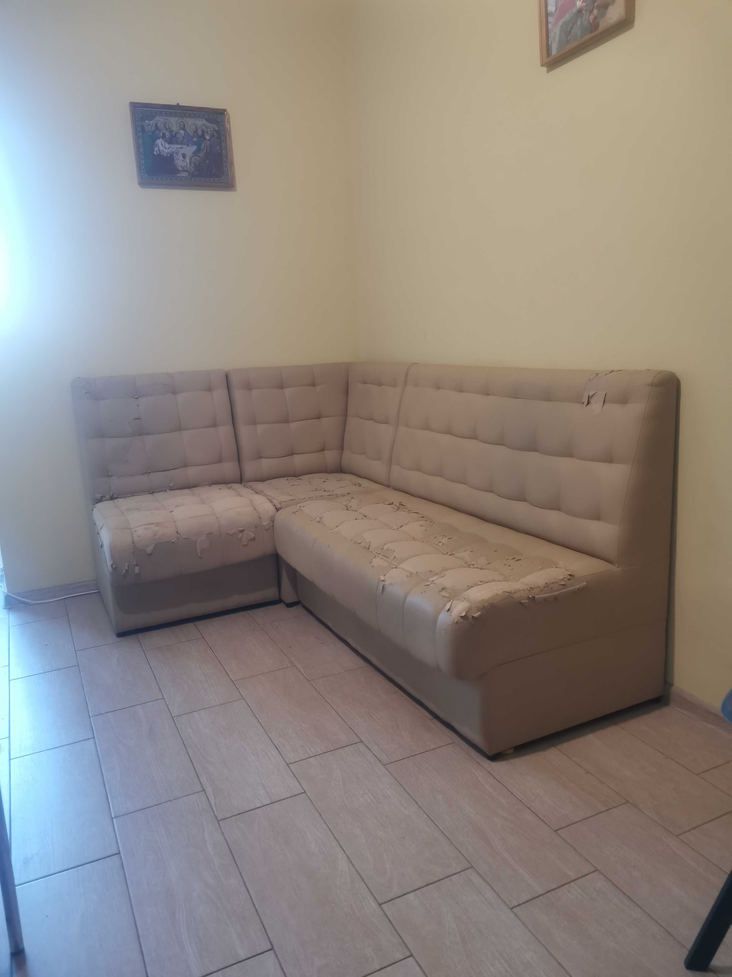 Продам кухонний кутовий диван.
