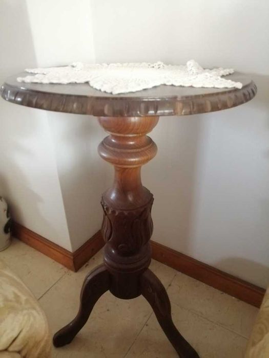 Mesa de canto em madeira