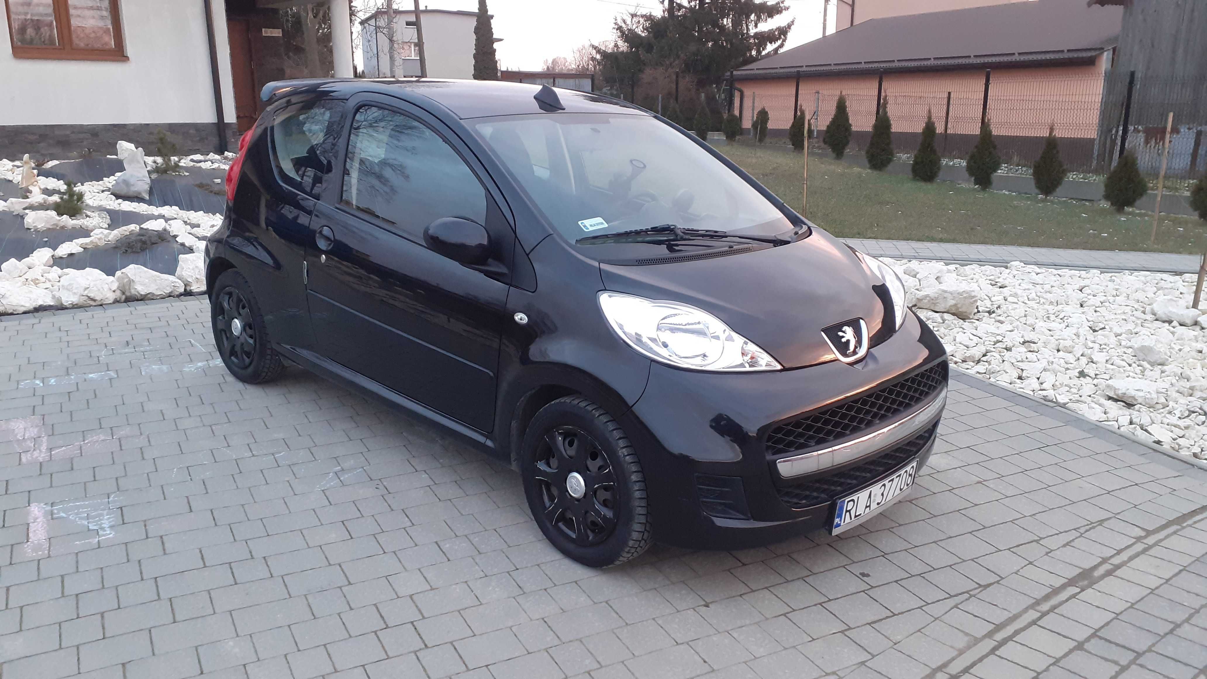 Peugeot 107  z 2011 roku.  Klimatyzacja. Bez oznak korozji