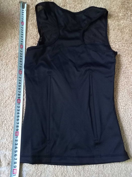 Спортивная майка.спереди утяжка  на крючках.размер S