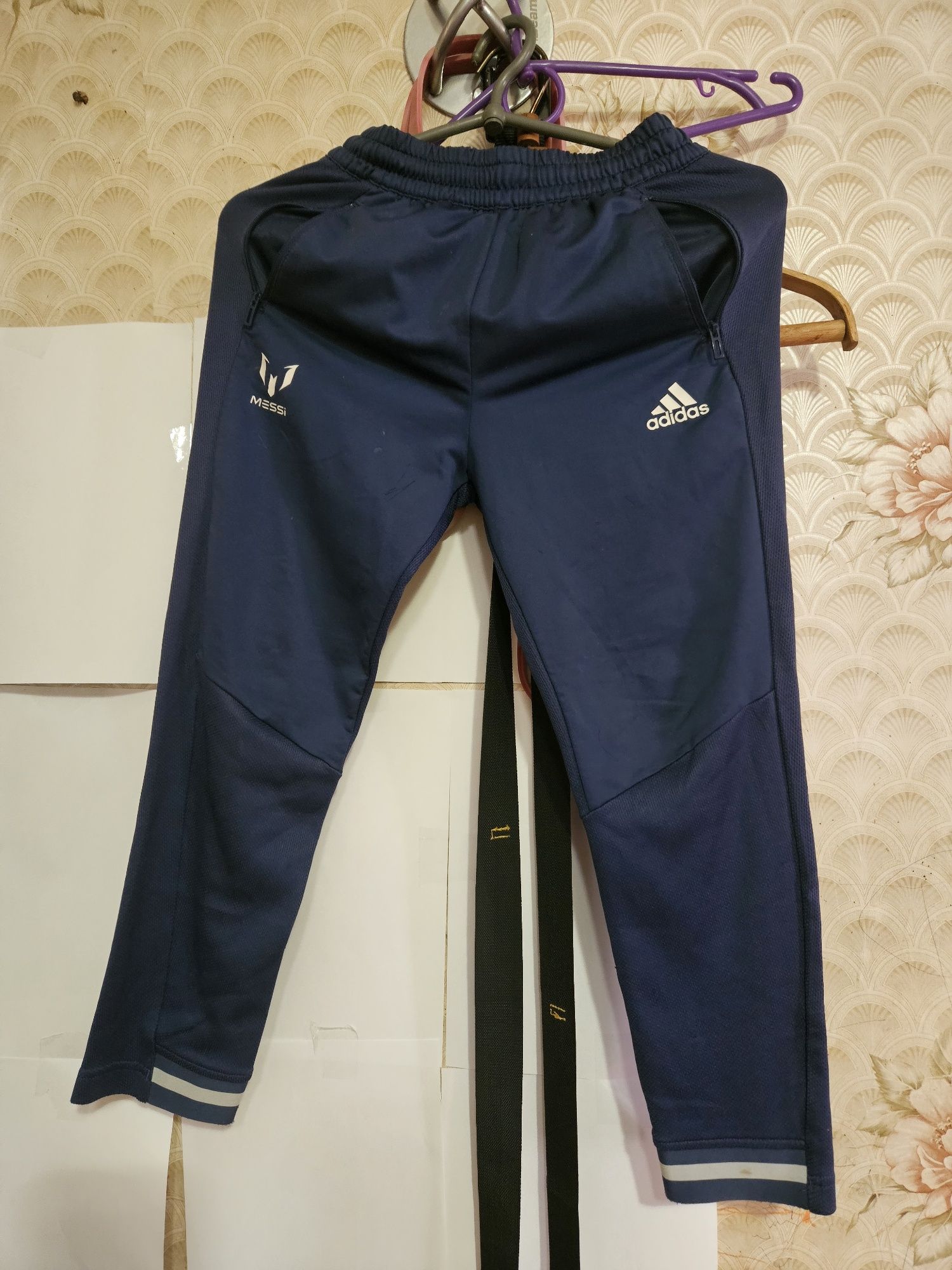Костюм adidas для мальчика + подарок