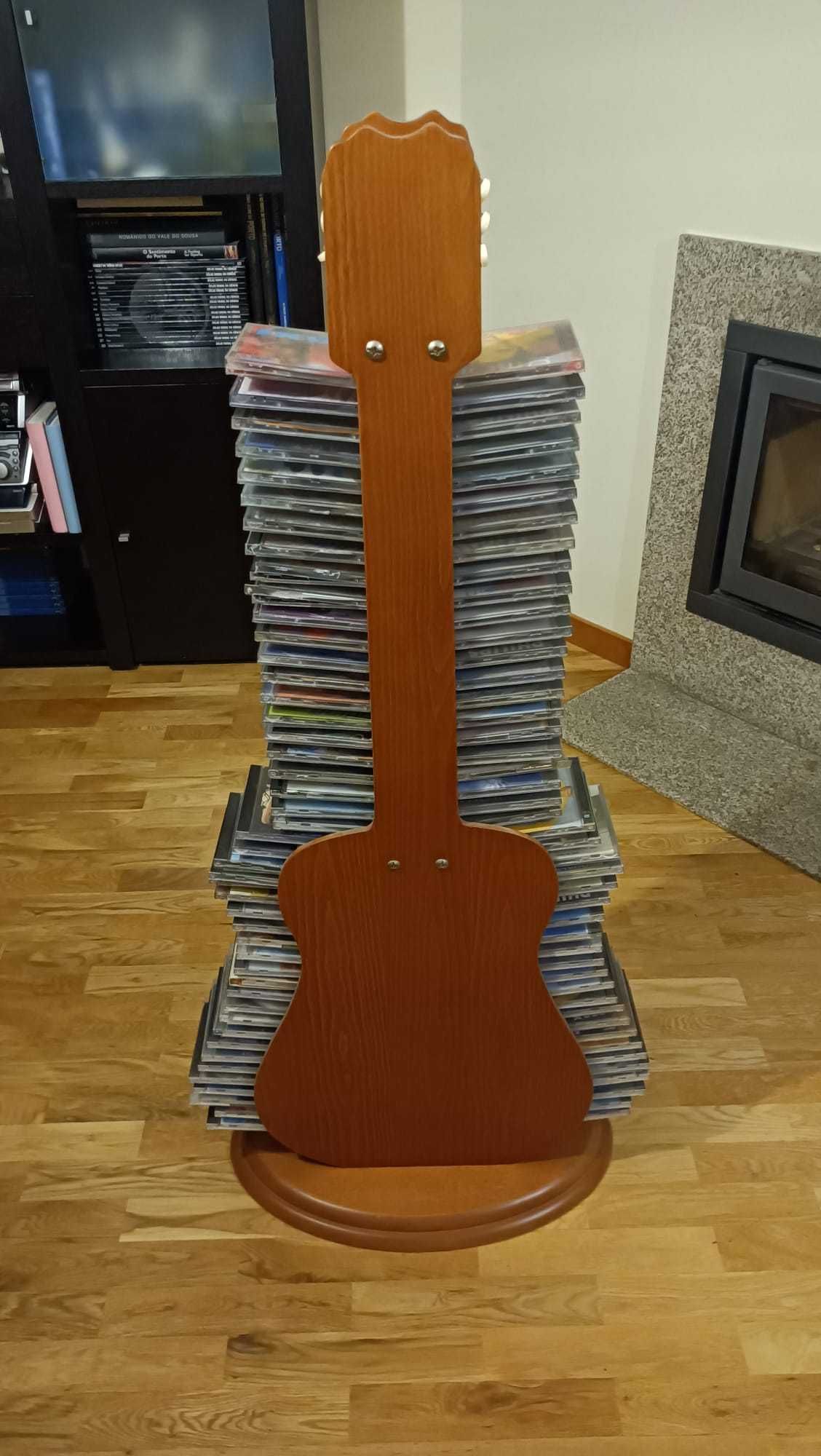 Guitarra expositora com cordas para 90 cd´s