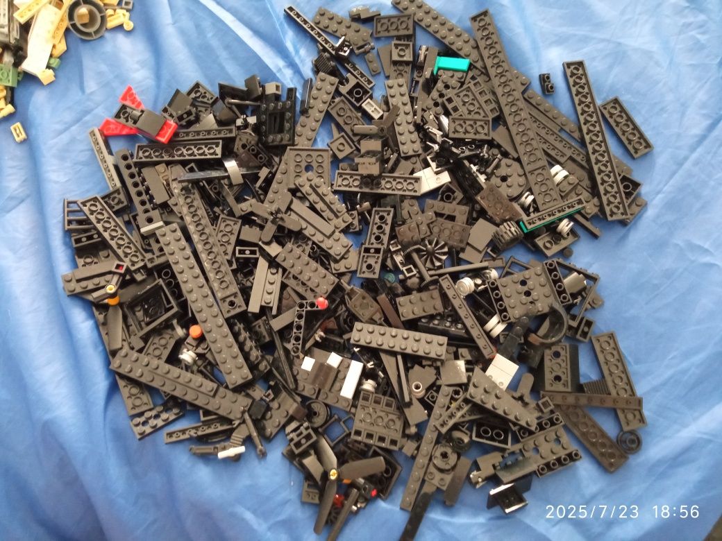 Około 6 kilo klocków LEGO
