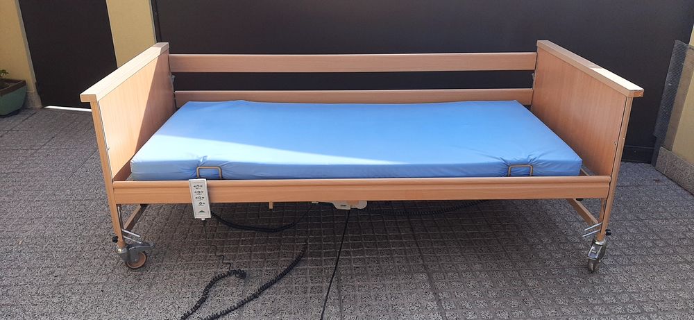 Cama articulada elétrica e elevatória hospitalar BURMMIER