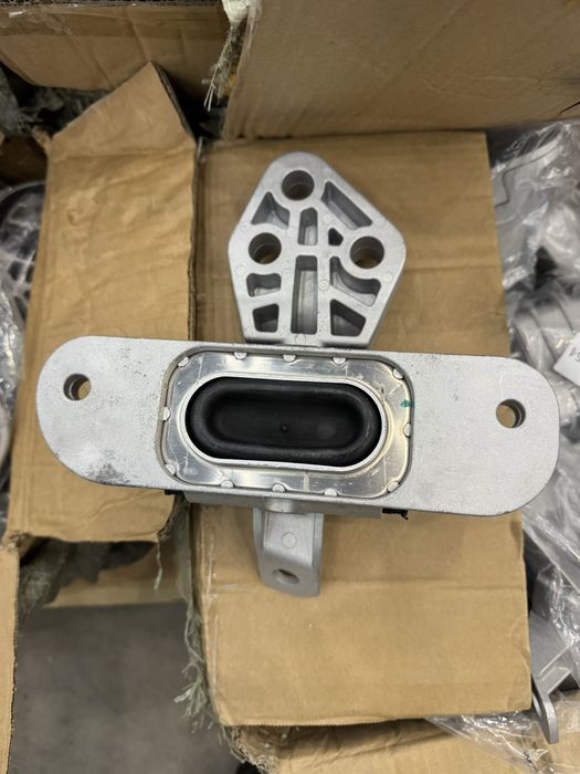 Подушка двигуна ліва права Chevrolet Volt 1