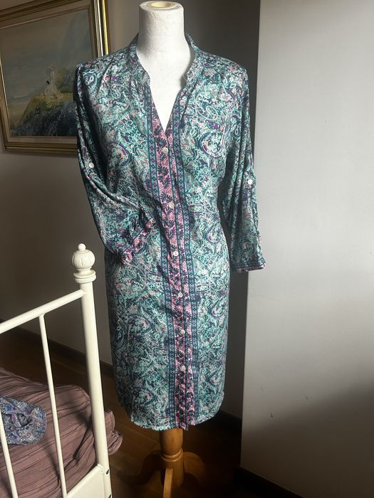 Vendo os 4 vestidoVestem varios tamanhos e sao vestidos tipo indianos.