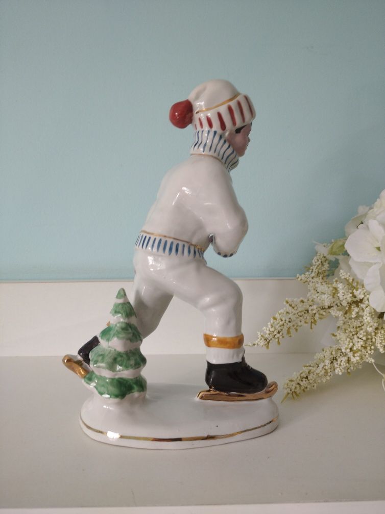 Rzadka figurka porcelanowa chłopiec na łyżwach sport łyżwiarz Płonne