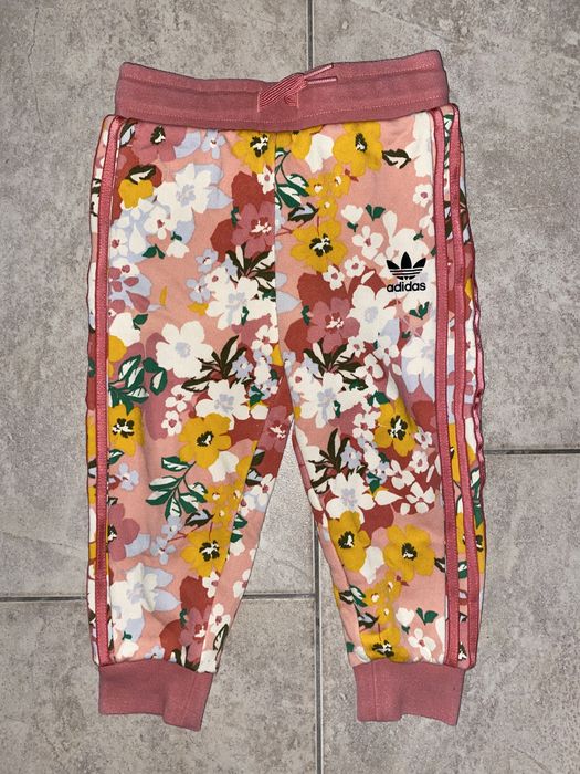 Spodnie dresowe w kwiatki Adidas 18-24m rozm.92
