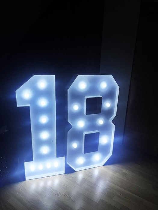 Wynajem dekoracji na imprezę. Liczba 18 wynajem