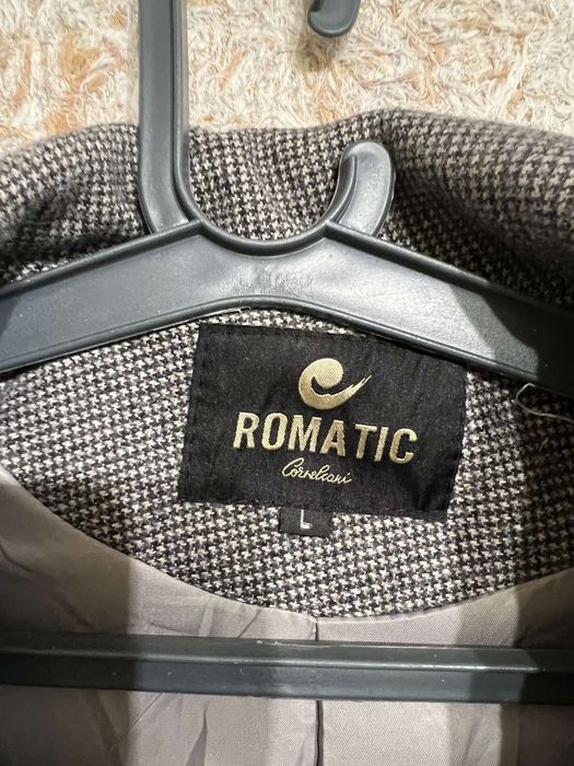 Пальто жіноче сіре.