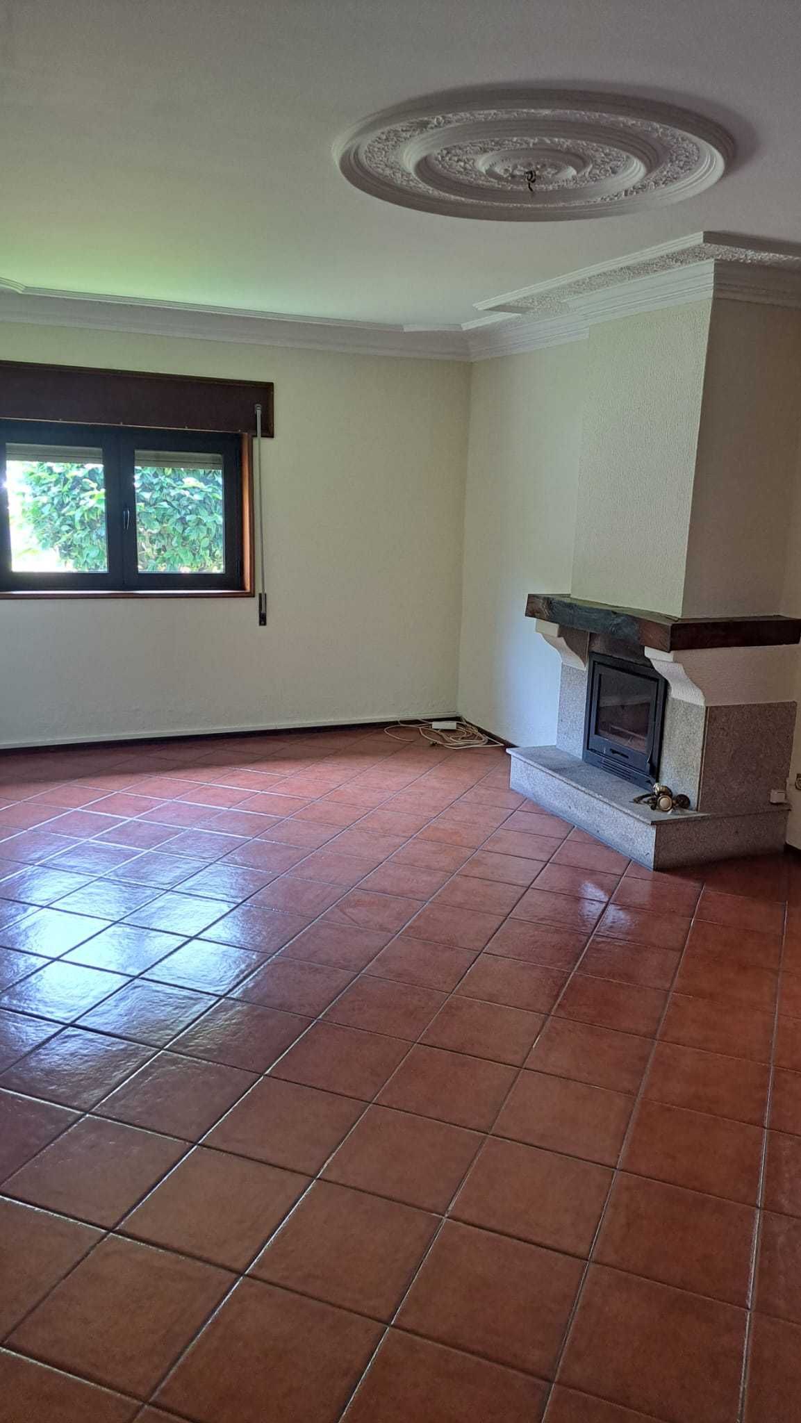 Vivenda T4 com jardim e garagem