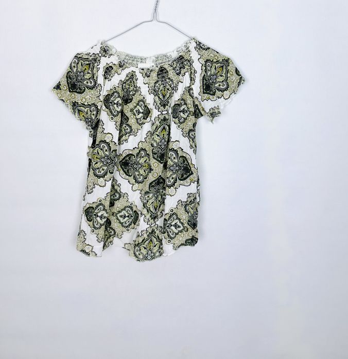 Biała bluzka z krótkim rękawem i orientalnym wzorem