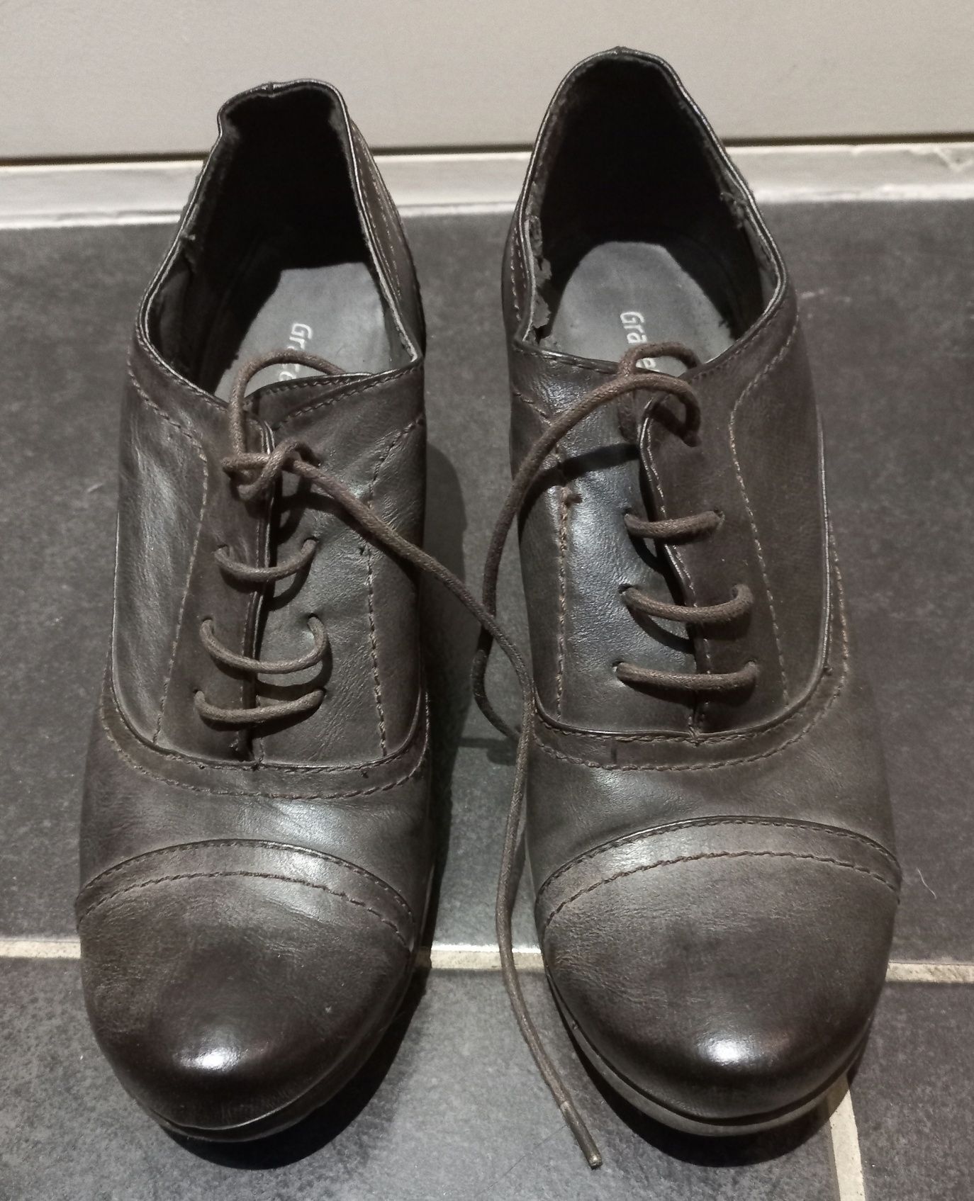 Okazja! Buty na słupku, wiązane, Brąz