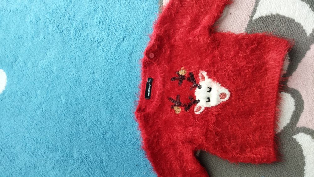 Włochaty świąteczny sweterek z reniferem