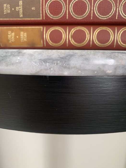 Mesa com tampo de mármore renovada