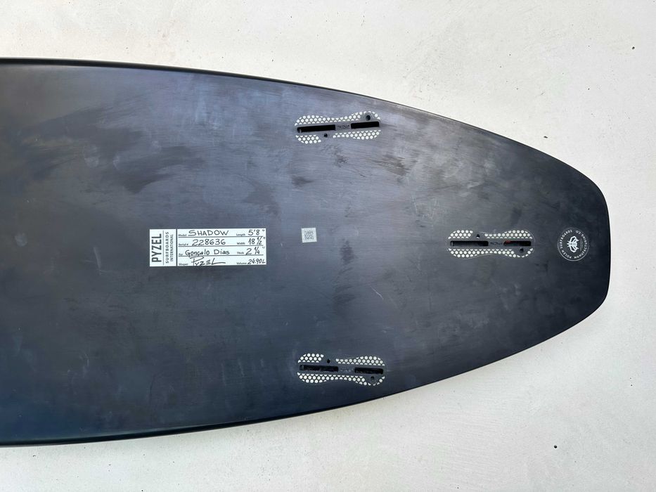 Prancha surf Pyzel Shadow 5'8 24,9L Preta - como nova