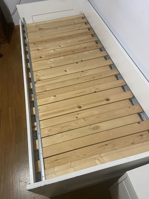 2x Cama indivual com gavetas e colchões.