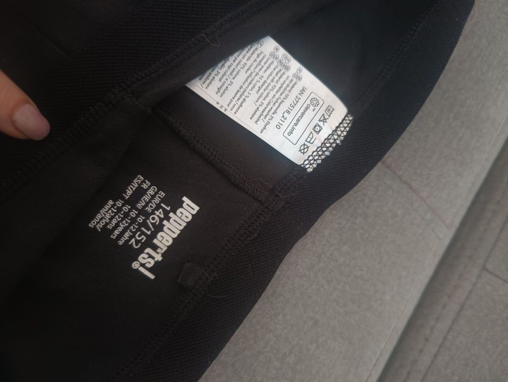 Czarny top na ramiączkach i legginsy 146-152