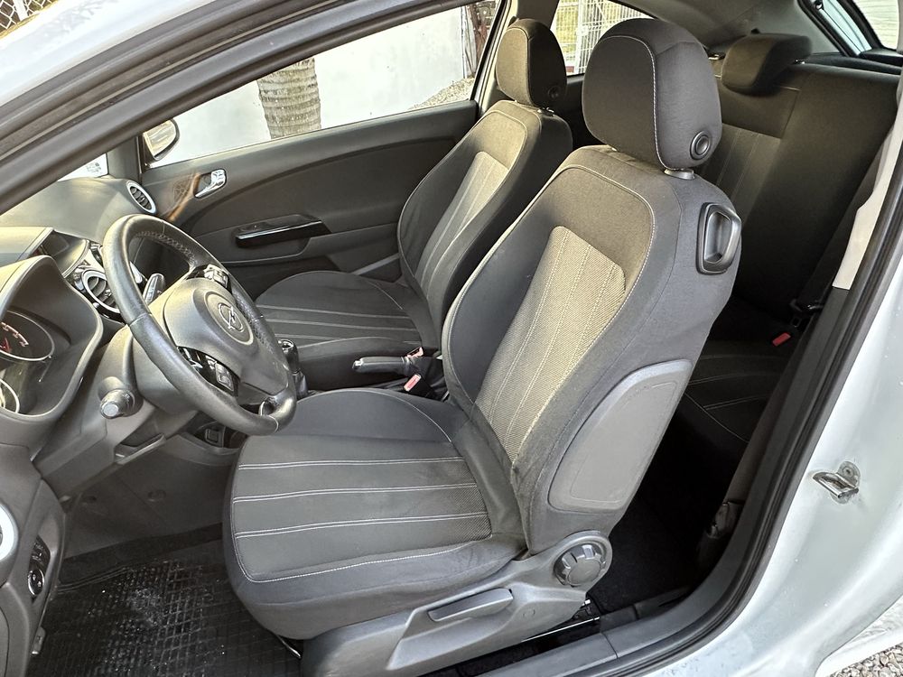 Opel Corsa 1.2i black & white