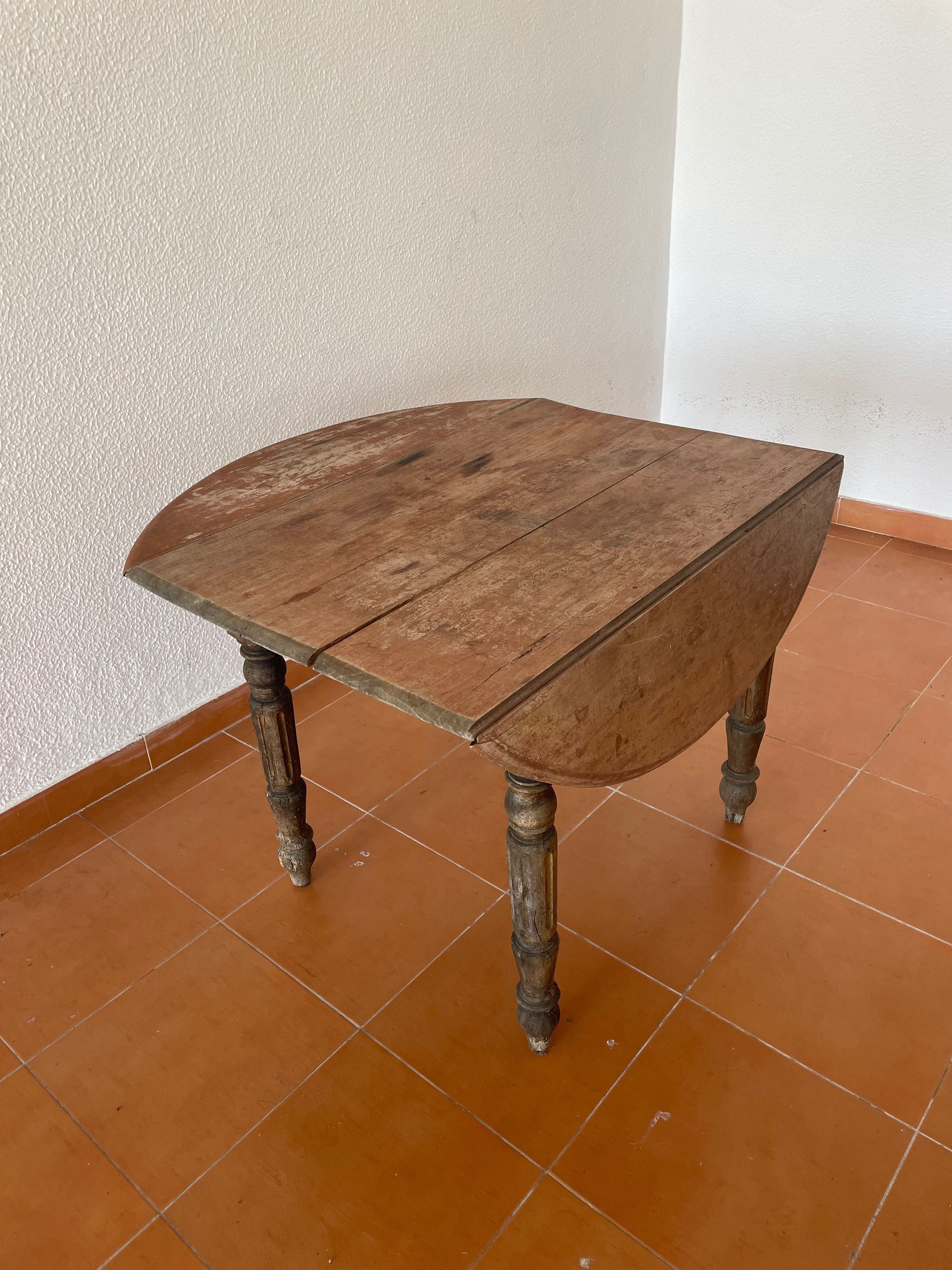 Mesa antiga com charme
