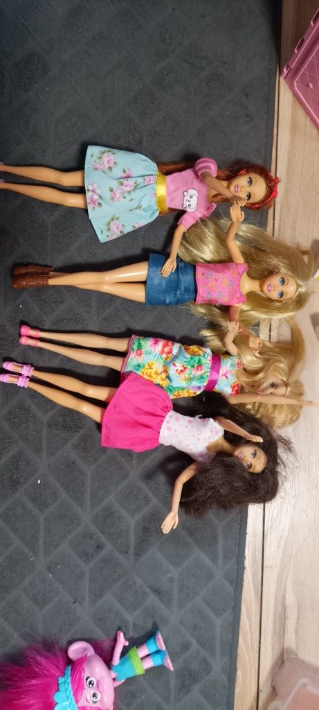 Zestaw Barbie auto szafa lale