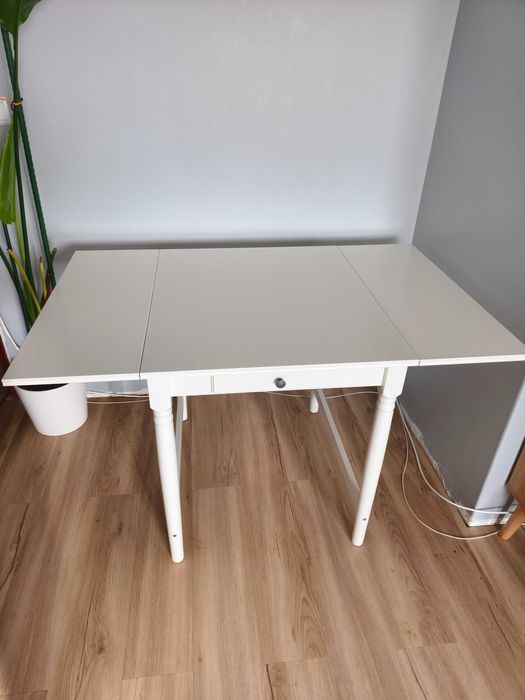 Mesa novo como poucos dias de uso com 2 cadeiras preço negociável