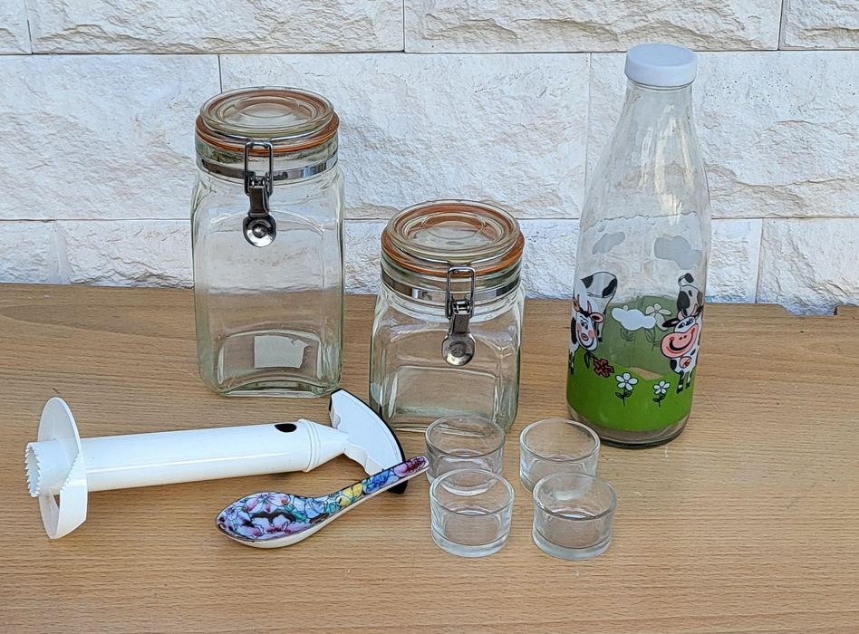 Frascos herméticos e descascador de ananás