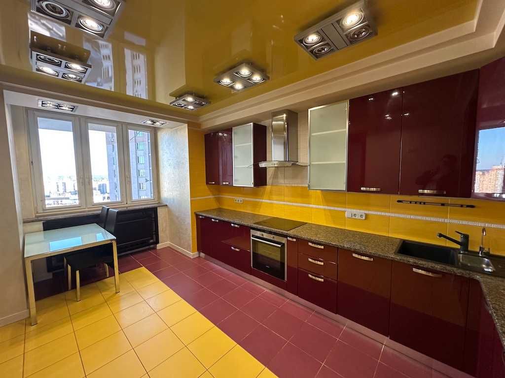 Продаж найбільшої квартири 213 м² у ЖК Корона, вул. Срібнокільська 1
