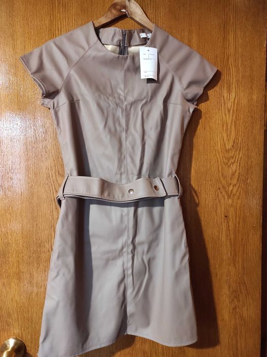 Сукня нова бежева, 42-44, тканина пiд штучну кожу. Длiна до колiн.