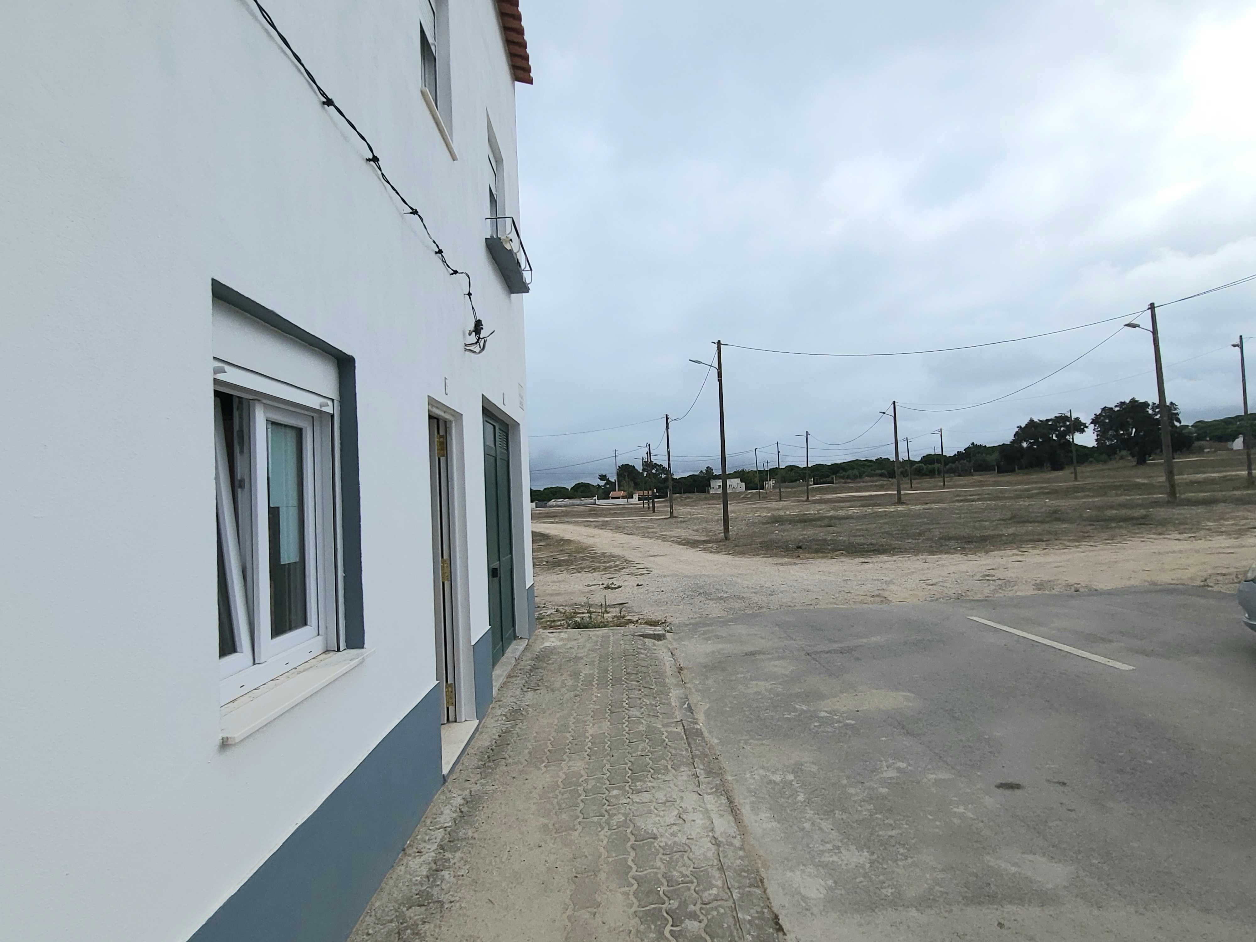 Moradia grande com terreno no Couço