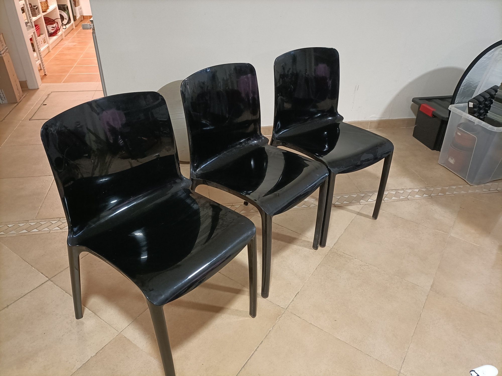 Cadeira pretas de plástico 20€/unidade ou 50€/3 unidades
