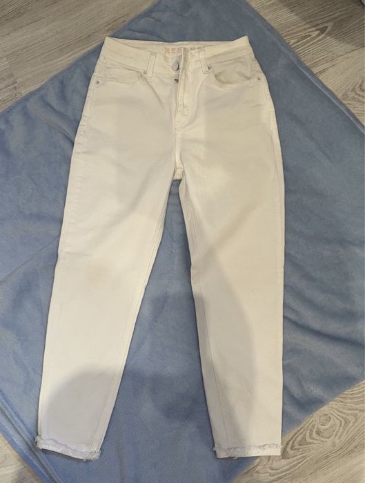 Джинси білого кольору , mom fit , розмір 27(s),