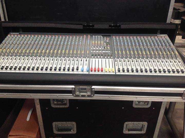 Mesa de Som Allen & Heath GL2400-40 vias c/ Case e Fonte Alimentação