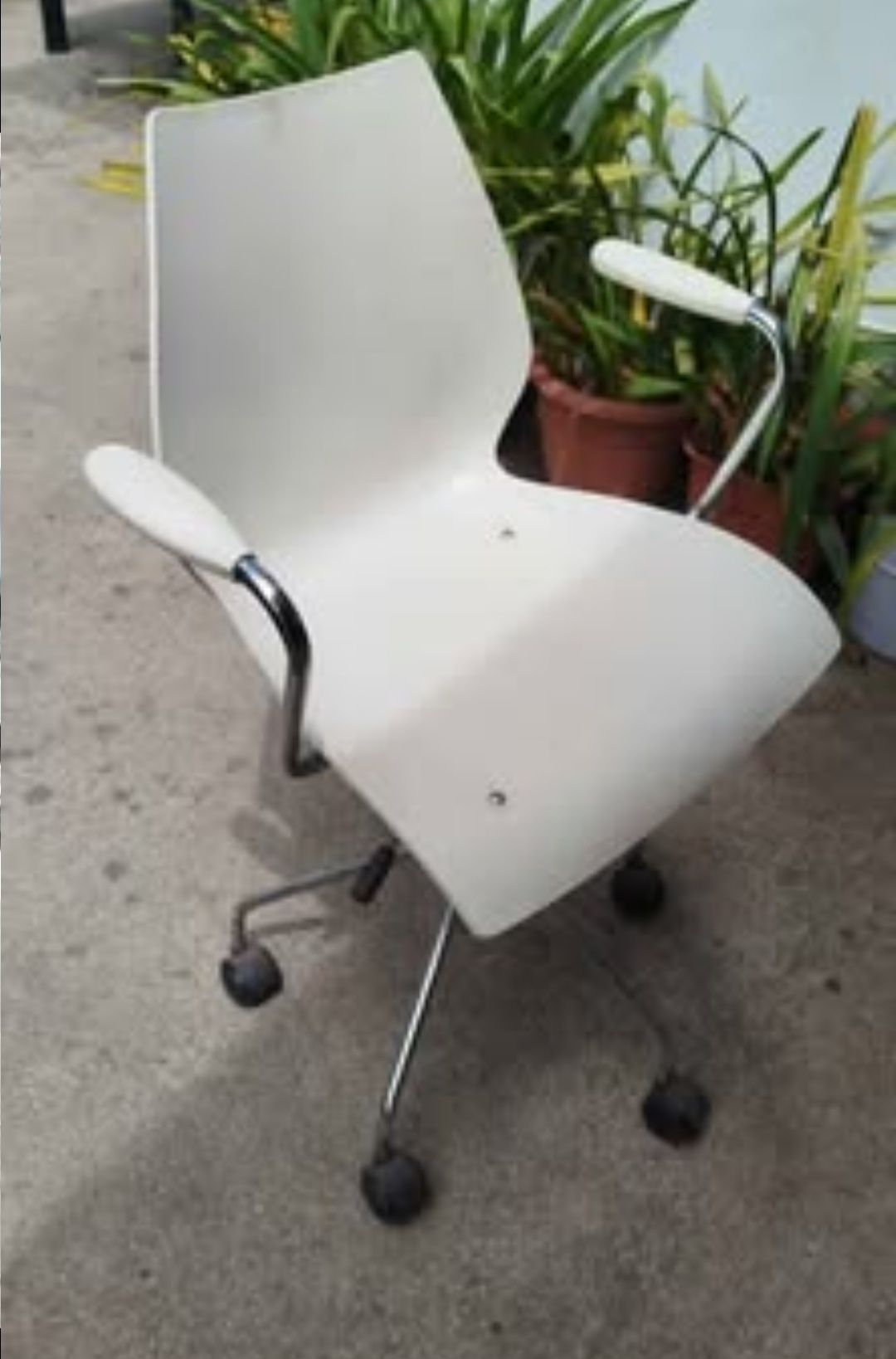 Vendo secretária com/sem cadeira