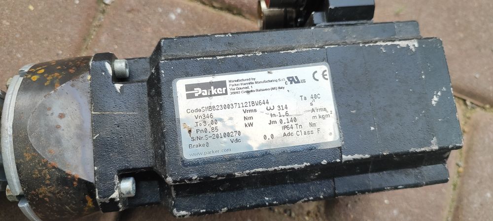 Silnik z przekladnią kątową