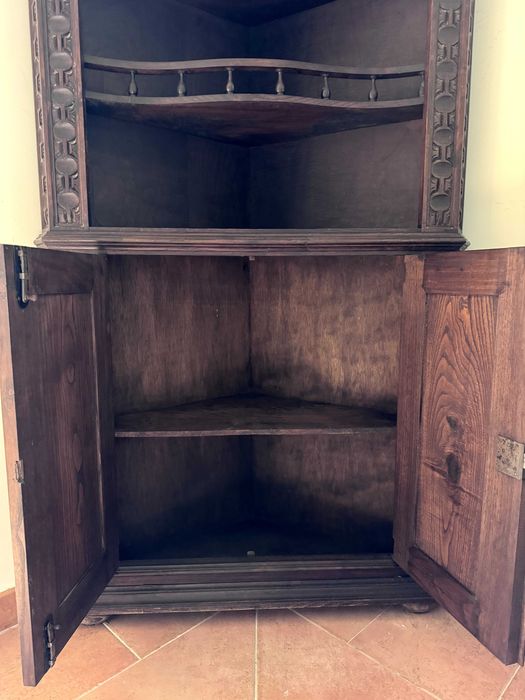 Móvel de canto em madeira escura