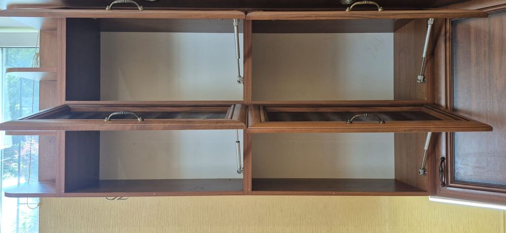 Якісна кутова кухня з класичними фасадами під дерево