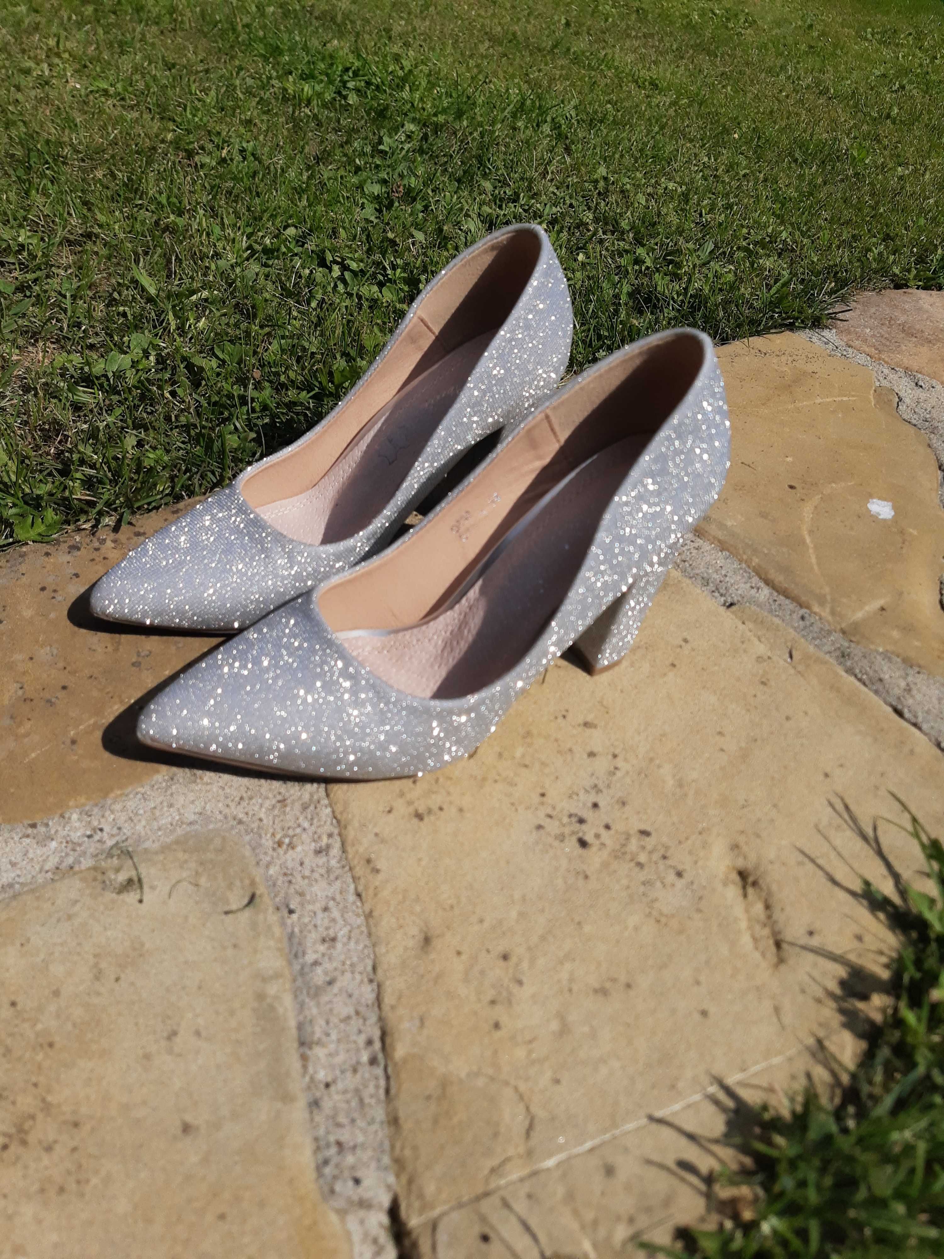 Ślubne srebrne brokatowe buty do slubu