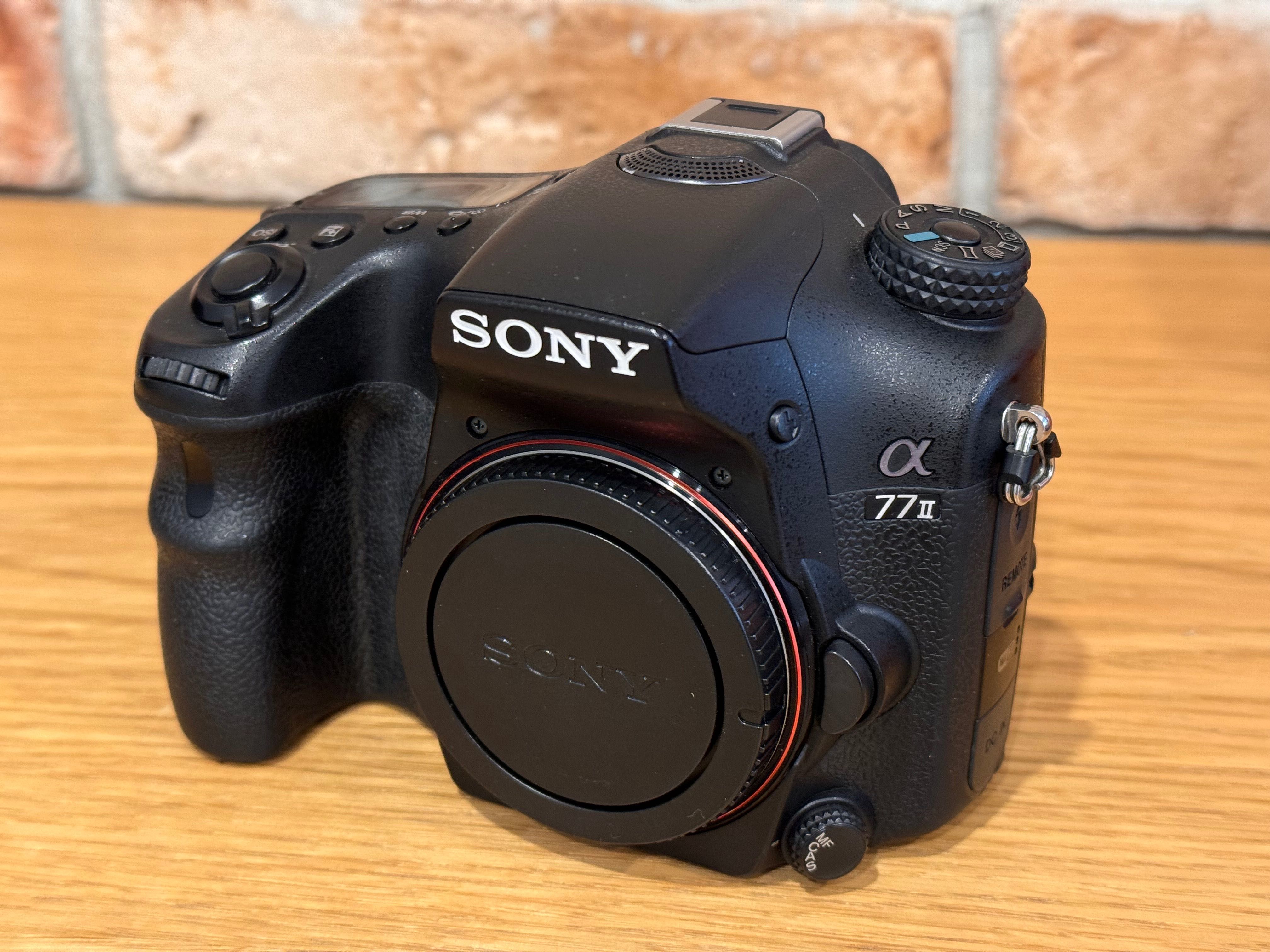 Aparat Sony A77M2 (ILCA-77M2) Zestaw z obiektywami i lampą - jak nowy